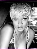 Les clichés de Rihanna pour Armani Jeans révélées
