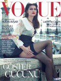 Laetitia Casta en bas jarretière couture dans Vogue