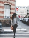 Carreaux & Sweater – Elodie in Paris
