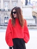 Red pullover – Elodie in Paris