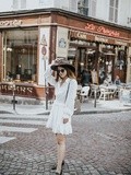 Robe blanche à Montmartre – Elodie in Paris