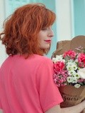 Cheveux roux et jolies fleurs