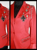 Veste rouge customisée  esprit très Balmain  : épingles, médailles,