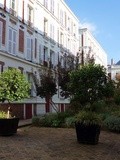 Paris : 10 rue du Jourdain, une cour intérieure fleurie sur l'emplacement de l'ancienne Mairie de Belleville - XXème