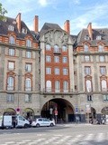 Paris : Carrefour Curie, un ensemble architectural d'inspiration Louis xiii, quai de Conti, dans le prolongement du Pont Neuf - VIème