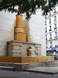Paris : La fontaine du Conservatoire municipal Jacques Ibert, l'une des dernières réalisations de l'architecte Fernand Pouillon - 81 rue Armand Carrel - XIXème