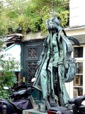 Paris : La Vénus des Arts, une oeuvre composite signée Arman - rue Jacques-Callot - Vème