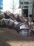 Rediff : Paris : La danse de la fontaine émergente, oeuvre de Chen Zhen et Xu Min - Place Augusta Holmes - Paris 13