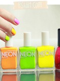 Nail art rayé au Neon… Back to the 90′s Ladies
