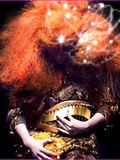Björk dévoile son nouveau bijoux :  Moon 