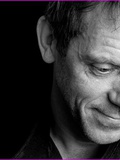 Hugh Laurie fait le pitre pour l'Oréal