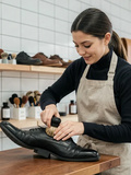 Chaussure cirer avec chiffon, brosse ou gant lustreur : comparatif d’efficacité