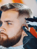 Dégradé homme à blanc : La tendance de cette coupe