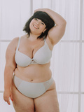 La lingerie en microfibre pour femme ronde : confort et élégance réunis