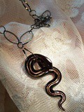 Le collier de serpent : 3 raisons imparables de mettre cet accessoire de mode