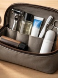 Les essentiels d’une trousse de toilette homme pour voyager léger