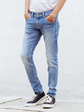 Les multiples couleurs et délavages de jeans pour les hommes