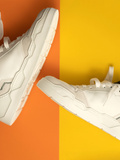 Les sneakers blanches pour homme, ces baskets adaptables à différents styles