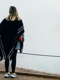 Poncho femme : un incontournable des looks d’automne/hiver 2024-2025