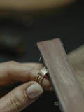 Pourquoi choisir un bijou artisanal plutôt qu’un bijou industriel