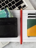 Pourquoi le porte-carte s’impose comme l’alternative tendance au portefeuille traditionnel