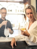 Sortir dans un bar : les conseils pour ne pas se tromper de look