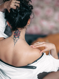 Tatouage nuque femme : des idées pour vous inspirer