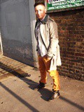 Mode Homme – Le pantalon chino jaune et la chemise à carreaux rouge