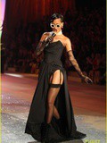 Rihanna montre ses bas pour Victoria’s Secret