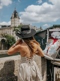 La Robe en Lin sur les Quais de Seine – Elodie in Paris