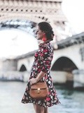 Robe à fleurs en bord de Seine – Elodie in Paris