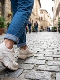 Le choix des chaussures pour les femmes aux pieds plus grands : astuces et tendances