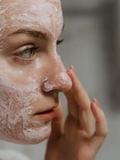 Prendre soin de sa peau : conseils et astuces pour une routine quotidienne efficace