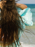 Plage, piscine, soleil : comment protéger ses cheveux en été