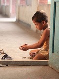 – Entre rires et pleurs dans un orphelinat au Népal
