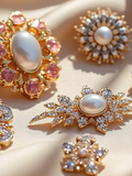 Broche femme tendance : les modèles incontournables à adopter