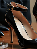 Tout savoir sur les escarpins vernis noirs : conseils, styles et tendances