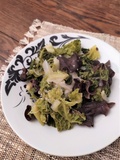 Sauté de légumes : chou frisé, oignon et champignons noirs