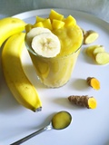 Smoothie banane, mangue, gingembre et curcuma