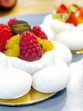 Mes Adresses : La Meringaie, la meringue en majesté remet au goût du jour les recettes de pavlova aux fruits de saison - Paris 17
