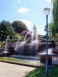 Paris : Fontaine monumentale du parc de la Butte du Chapeau Rouge et statue d'Eve par Raymond Couvègnes - XIXème