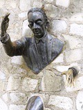 Paris : Le Passe-muraille, hommage à Marcel Aymé par son ami Jean Marais, oeuvre insolite à Montmartre - XVIIIème
