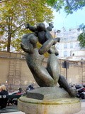 Paris : Mère et enfant, une oeuvre de Baltasar Lobo - Angle des rues du Faubourg Saint-Honoré et Berryer - VIIIème