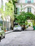 Paris : Passage Delanos, enclave verdoyante à deux pas de la gare du Nord, souvenir des vacheries parisiennes - Xème