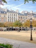Paris : Place Dauphine, le charme du Paris carte postale - Ier