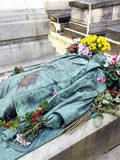 Paris : Tombe de Victor Noir, rituels de fécondité au cimetière du Père Lachaise - XXème