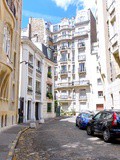 Paris : Villa Flore, exquise impasse à Auteuil, face à face intrigant des deux Guimard - XVIème