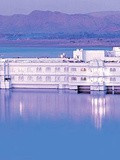 Rediff : Heures Hindoues : Taj Lake Palace à Udaipur (Rajasthan, Inde)