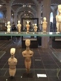 Des statuettes des Cyclades à Reclining figure d'Henry Moore