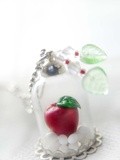  Une Pomme en Hiver  collier globe en verre